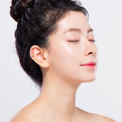 얼굴 맞춤지방이식 — 눈 감은 옆얼굴 모델
